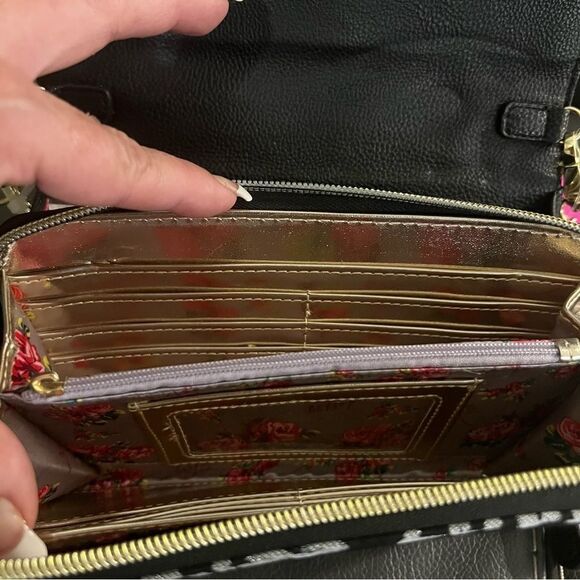 NWT Betsey Johnson black white XOXO LOVE KISS Crossbody shoulder accordion bag - Picture 6 of 11